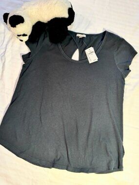 GAP Tee with Keyhole on Backside - Size M - NWT